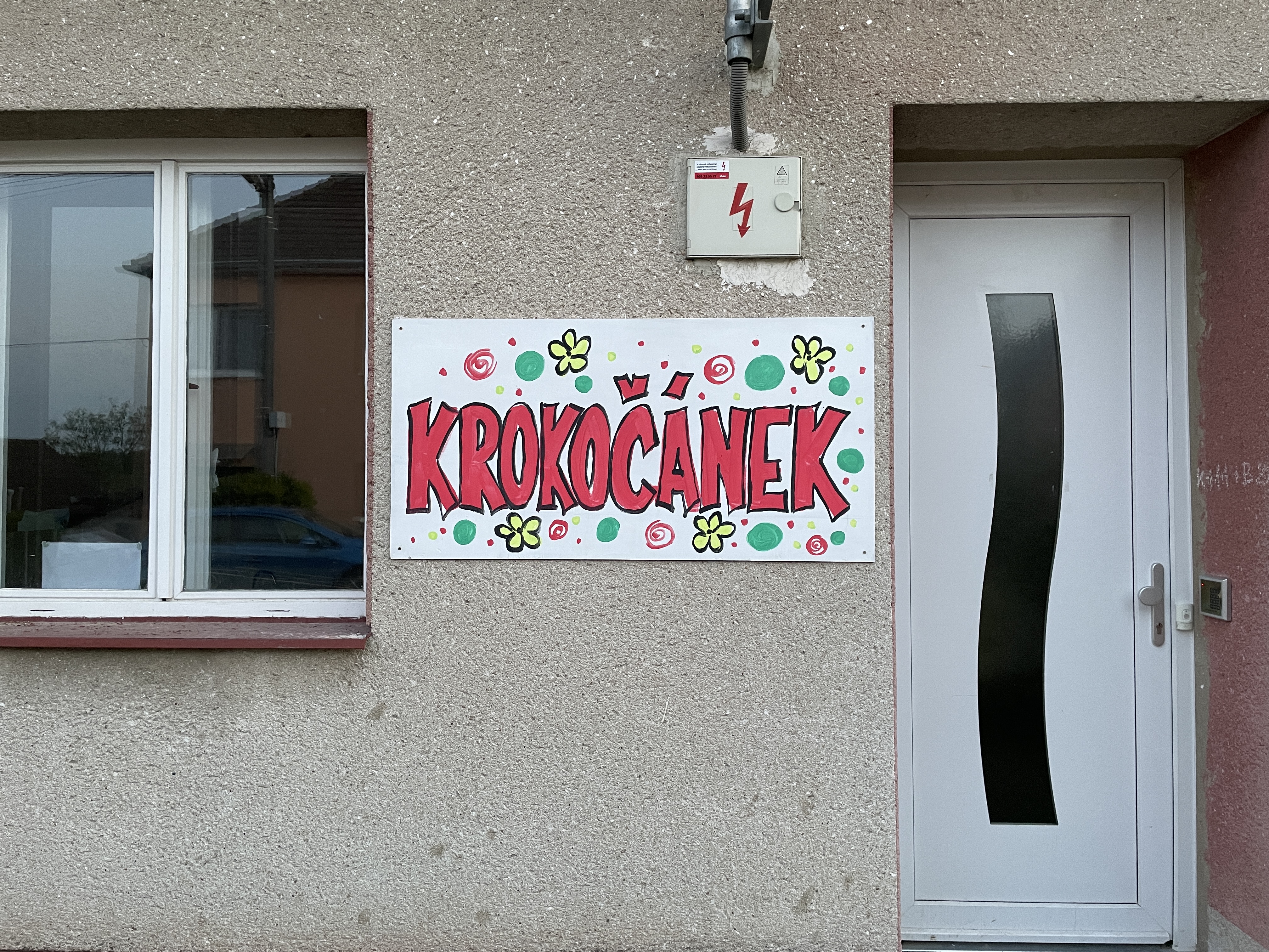 Pohled z ulice na budovu školičky Krokočánek