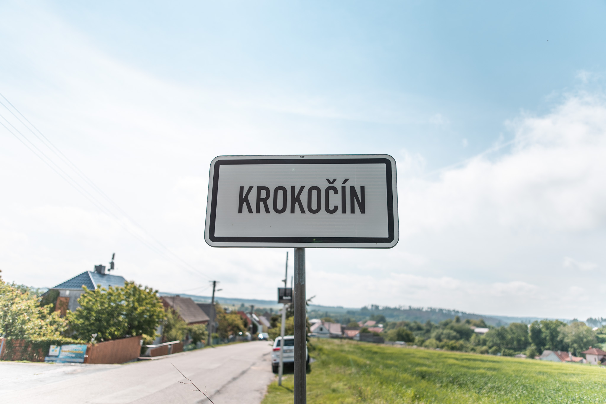 Pohled na dopravní značku s nápisem Krokočín