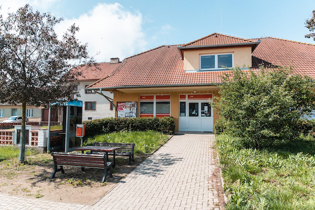 Fotografie budovy knihovny v Krokočíně